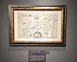 江戸時代に精密な日本地図を作った地理学者・長久保赤水せきすい(1717~1801年)実測で日本初の日本地図を作った伊能忠敬(1745~1818年)より42年も早く完成させている。日本地図の先駆者だが、あまり知られていないのが残念だ。 彼の功績を記した関連資料が9月、国の重要文化財(重文)に指定されたのを追い風に、出身地の茨城県高萩市の団体が業績紹介の漫画本作りなど、知名度アップのために本格始動している。 地図ミュージアムでも展示されているので機会があれば足を運んで欲しい。 そしてさらにそれ以前に、ポルトガル人のイグナシス・モレイラが日本地図の骨格を既に完成させていたことを知る人は少ない。