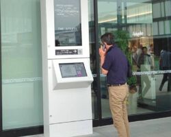 イオンモール八幡東にサイネージを設置しました。スーパーシティ構想のコンテンツには、屋内地図、3D、各種ナビ、自動運転、制御アプリ、駐車場コントロール、エンタメなど、様々な要望があるので包括して当社で請け負えるように着々と準備していきます。