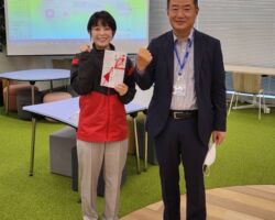 4/22に行われた壮行会の様子、山口副社長と長原選手です。