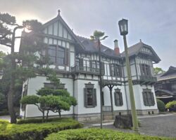 ゼンリン取締役会慰労会
網田さん送別会
国指定重要文化財 旧松本邸
西日本工業倶楽部
明治専門学校(現在の九州工業大学)の創立者のひとりであった松本健次郎が、明治41年から45年にかけて自らの住宅と学校の迎賓館を兼ねて建設した。 北九州市戸畑に位置し、屋敷の周辺は木々の繁る丘陵地で、敷地面積は約1.3ヘクタール、洋館と日本館からなる明治時代の典型的な貴紳住宅である。 この設計も東京駅や旧唐津銀行本店を設計した辰野金吾が行っている。