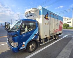 株式会社ムロオの広島物流拠点を視察
倉庫内で冷凍食材を解凍したり、スーパー向けに細かく分けて梱包したり、色々な食材を組み合わせてアッセンブリしており、単に配送だけでない付加価値を醸成している。