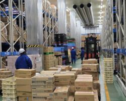 株式会社ムロオの広島物流拠点を視察
倉庫内で冷凍食材を解凍したり、スーパー向けに細かく分けて梱包したり、色々な食材を組み合わせてアッセンブリしており、単に配送だけでない付加価値を醸成している。