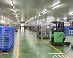 株式会社ムロオの広島物流拠点を視察
倉庫内で冷凍食材を解凍したり、スーパー向けに細かく分けて梱包したり、色々な食材を組み合わせてアッセンブリしており、単に配送だけでない付加価値を醸成している。