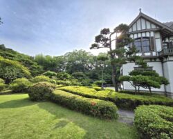 ゼンリン取締役会慰労会
網田さん送別会
国指定重要文化財 旧松本邸
西日本工業倶楽部
明治専門学校(現在の九州工業大学)の創立者のひとりであった松本健次郎が、明治41年から45年にかけて自らの住宅と学校の迎賓館を兼ねて建設した。 北九州市戸畑に位置し、屋敷の周辺は木々の繁る丘陵地で、敷地面積は約1.3ヘクタール、洋館と日本館からなる明治時代の典型的な貴紳住宅である。 この設計も東京駅や旧唐津銀行本店を設計した辰野金吾が行っている。