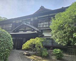 ゼンリン取締役会慰労会
網田さん送別会
国指定重要文化財 旧松本邸
西日本工業倶楽部
明治専門学校(現在の九州工業大学)の創立者のひとりであった松本健次郎が、明治41年から45年にかけて自らの住宅と学校の迎賓館を兼ねて建設した。 北九州市戸畑に位置し、屋敷の周辺は木々の繁る丘陵地で、敷地面積は約1.3ヘクタール、洋館と日本館からなる明治時代の典型的な貴紳住宅である。 この設計も東京駅や旧唐津銀行本店を設計した辰野金吾が行っている。