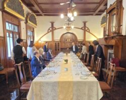 ゼンリン取締役会慰労会
網田さん送別会
国指定重要文化財 旧松本邸
西日本工業倶楽部
明治専門学校(現在の九州工業大学)の創立者のひとりであった松本健次郎が、明治41年から45年にかけて自らの住宅と学校の迎賓館を兼ねて建設した。 北九州市戸畑に位置し、屋敷の周辺は木々の繁る丘陵地で、敷地面積は約1.3ヘクタール、洋館と日本館からなる明治時代の典型的な貴紳住宅である。 この設計も東京駅や旧唐津銀行本店を設計した辰野金吾が行っている。