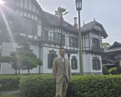 ゼンリン取締役会慰労会
網田さん送別会
国指定重要文化財 旧松本邸
西日本工業倶楽部
明治専門学校(現在の九州工業大学)の創立者のひとりであった松本健次郎が、明治41年から45年にかけて自らの住宅と学校の迎賓館を兼ねて建設した。 北九州市戸畑に位置し、屋敷の周辺は木々の繁る丘陵地で、敷地面積は約1.3ヘクタール、洋館と日本館からなる明治時代の典型的な貴紳住宅である。 この設計も東京駅や旧唐津銀行本店を設計した辰野金吾が行っている。