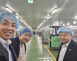 株式会社ムロオの広島物流拠点を視察
倉庫内で冷凍食材を解凍したり、スーパー向けに細かく分けて梱包したり、色々な食材を組み合わせてアッセンブリしており、単に配送だけでない付加価値を醸成している。